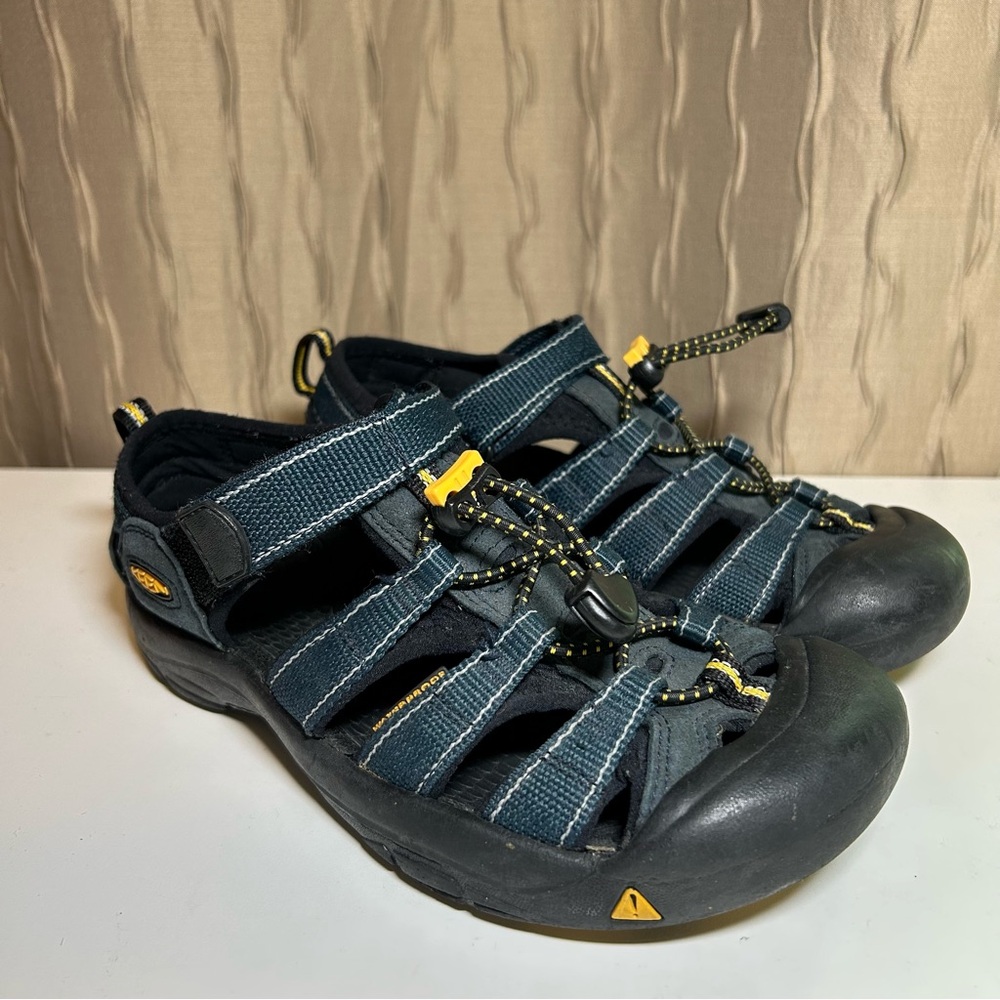Keen Newport H2 Youth 4 Closed Toe Toggle Laced Navy Blue Yellow Black Water